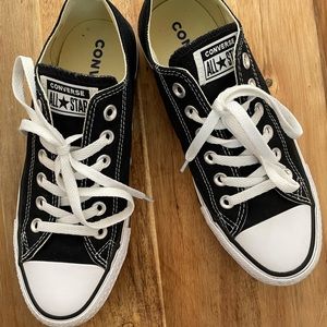 Converse Black tennis shoes